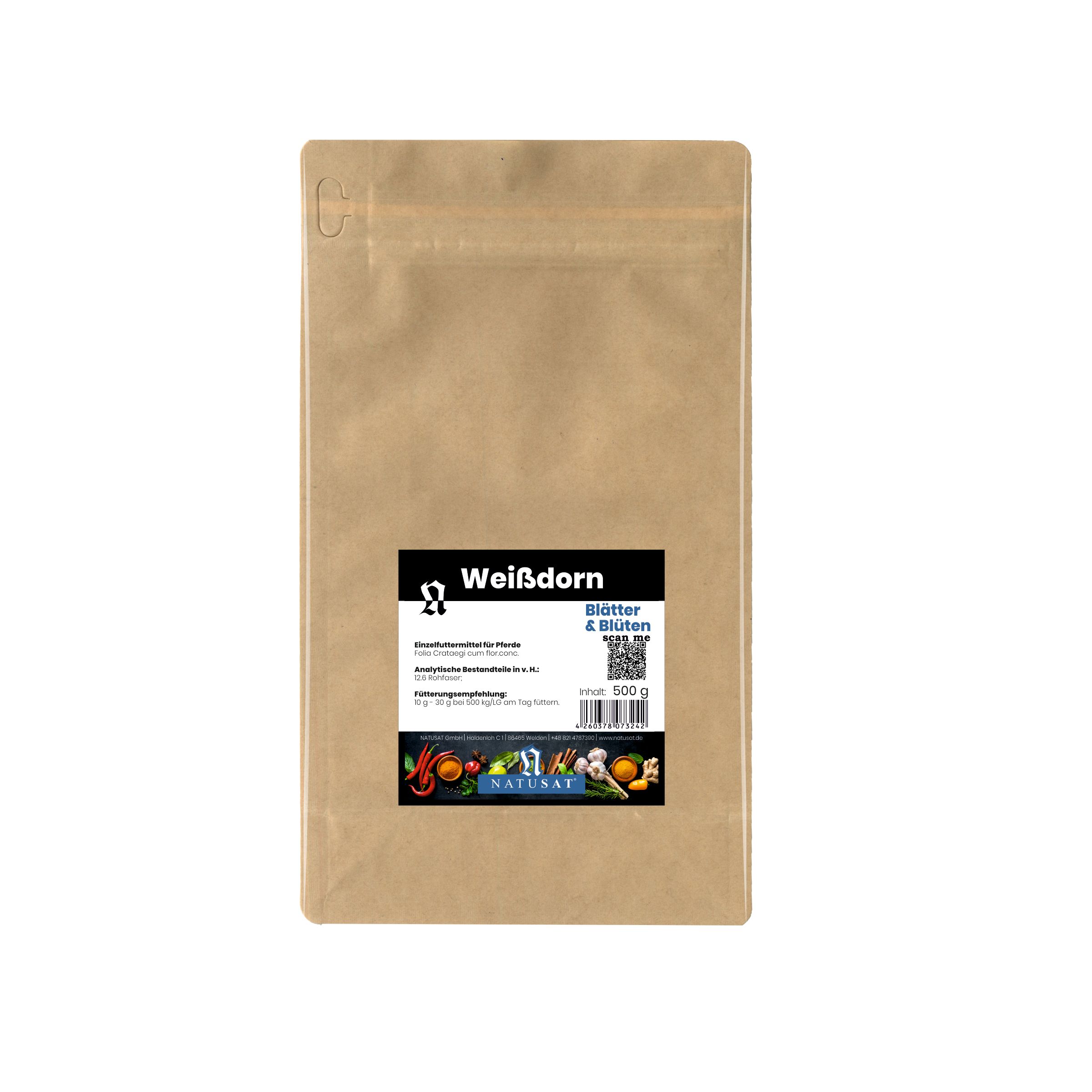 Nahaufnahme von getrockneten Weißdornblättern und Blüten. Grüne Blätter und kleine Blüten in einem runden Ausschnitt.