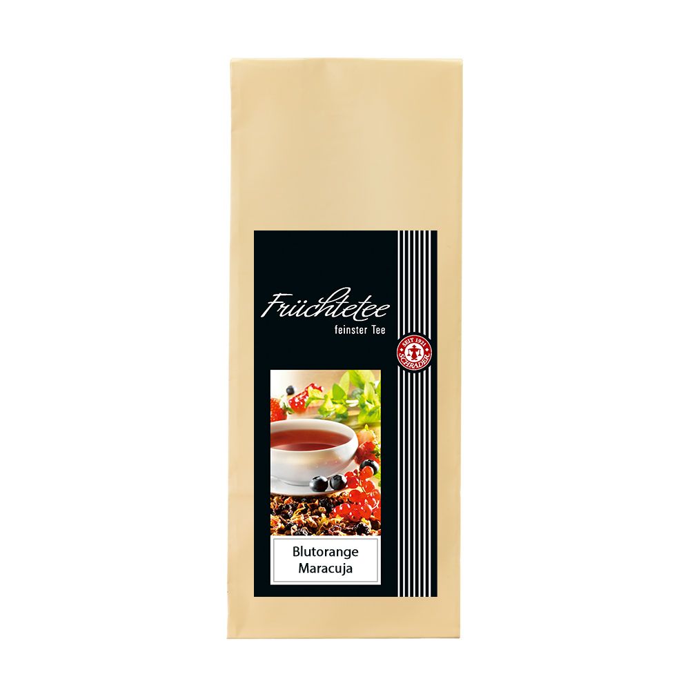 Beutel mit Früchtetee. Schwarzes Etikett mit Produktbild und Schriftzug 'Früchtetee Blutorange Maracuja'.