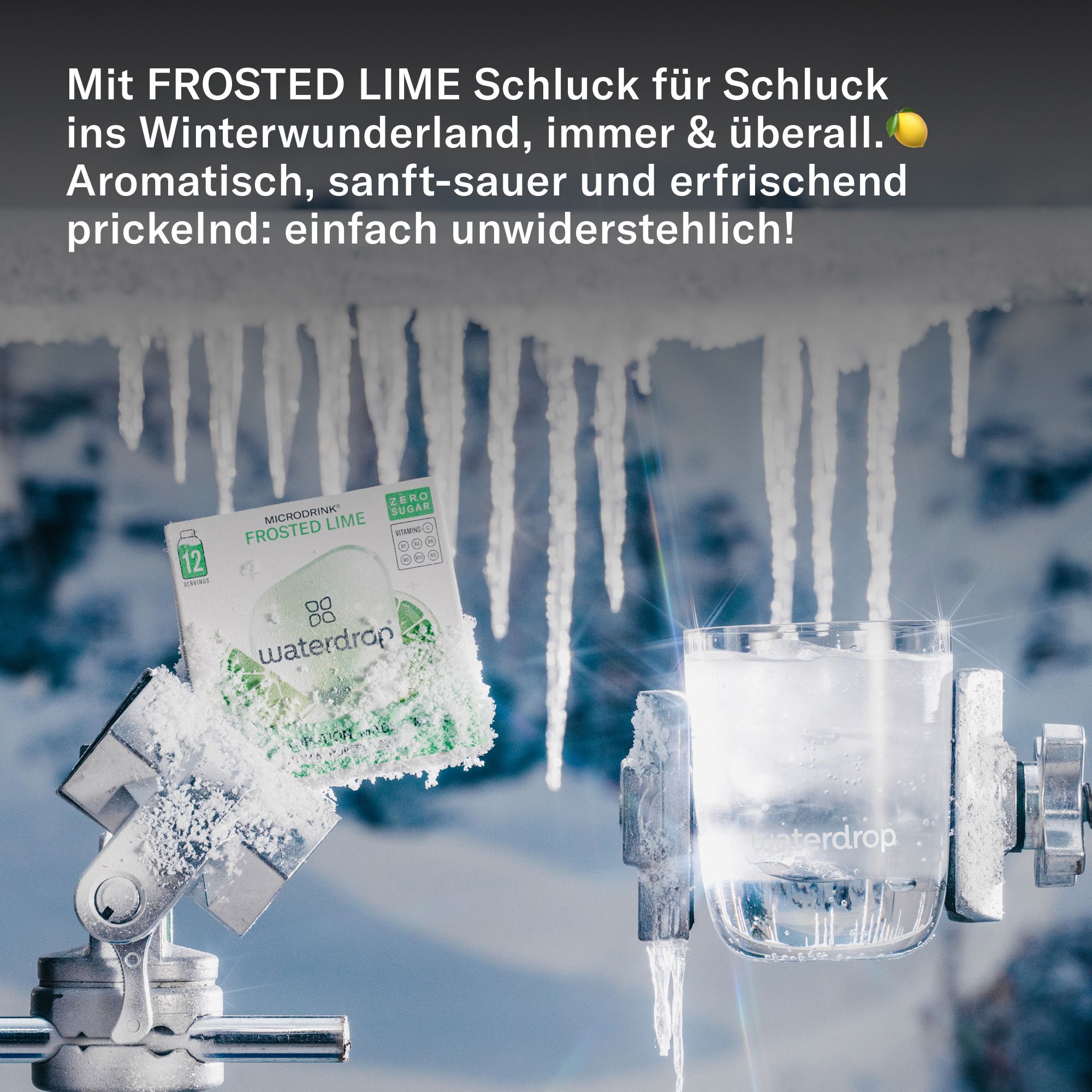 Glas Wasser mit FROSTED LIME Getränkewürfel, vor dem Hintergrund von Eiszapfen. Text: FROSTED LIME.