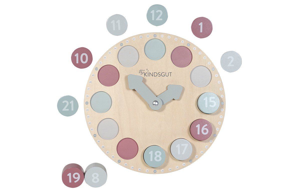 Lernuhr mit abnehmbaren Ziffern. Die Uhr hat farbige Ziffern und Zeiger. Das Logo 'kindsGut' ist sichtbar. Einige Ziffern liegen daneben.