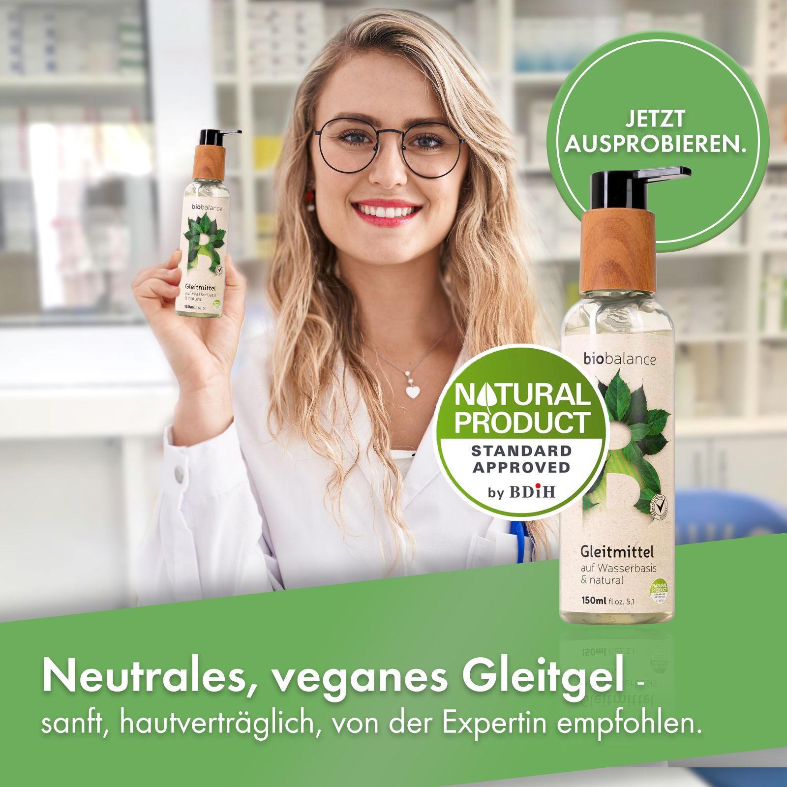 Frau mit Brille hält zwei BIO BALANCE Gleitmittel-Flaschen. Text: Neutrales, veganes Gleitgel.