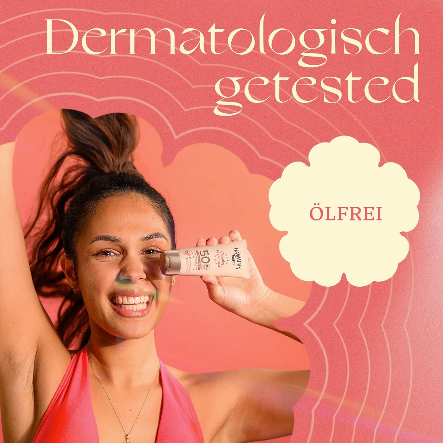 Frau hält Sonnencreme-Tube. Marke: Hawaiian Tropic. LSF 50. Gesichtspflege. Dermatologisch getestet. Ölfrei.