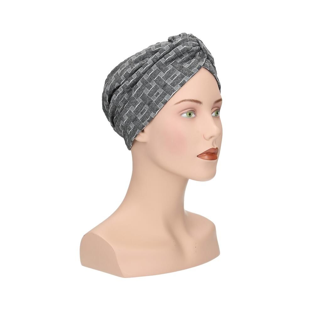 Grauer Turban mit Webmuster, von der Seite auf einer Schaufensterpuppe.