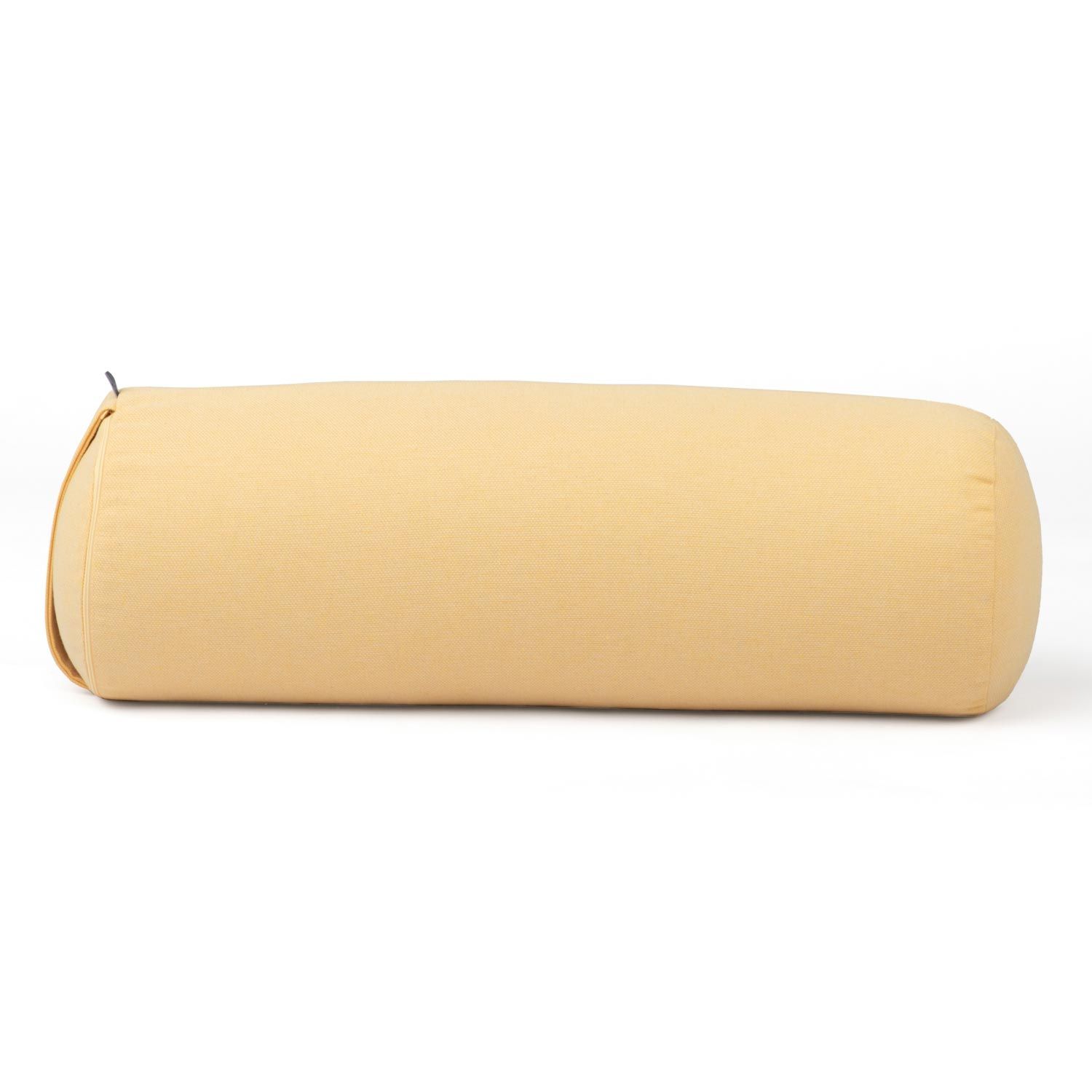 Gelbes, zylindrisches Yoga-Bolster. Stoffbezug. Runde Enden. Liegt auf weißem Hintergrund.