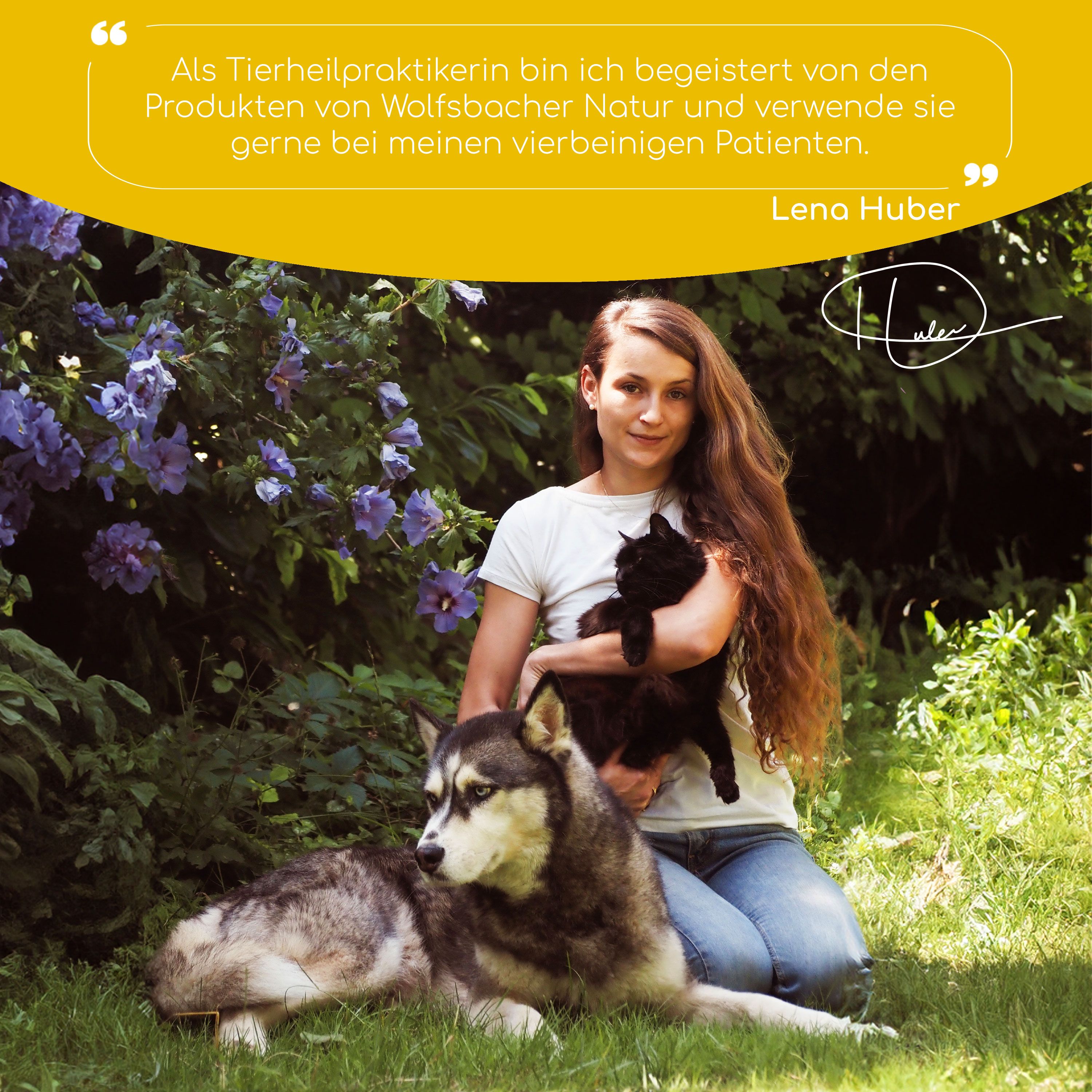 Frau mit Hund und Katze. Zitat: Tierheilpraktikerin empfiehlt Wolfsbacher Natur. Hintergrund: Garten mit Blumen.