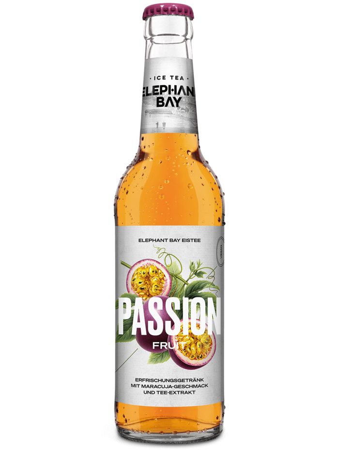 Glasflasche mit Eistee. Aufschrift: Elephant Bay, Passion Fruit. Abgebildet sind Maracujas. Mit Tee-Extrakt.
