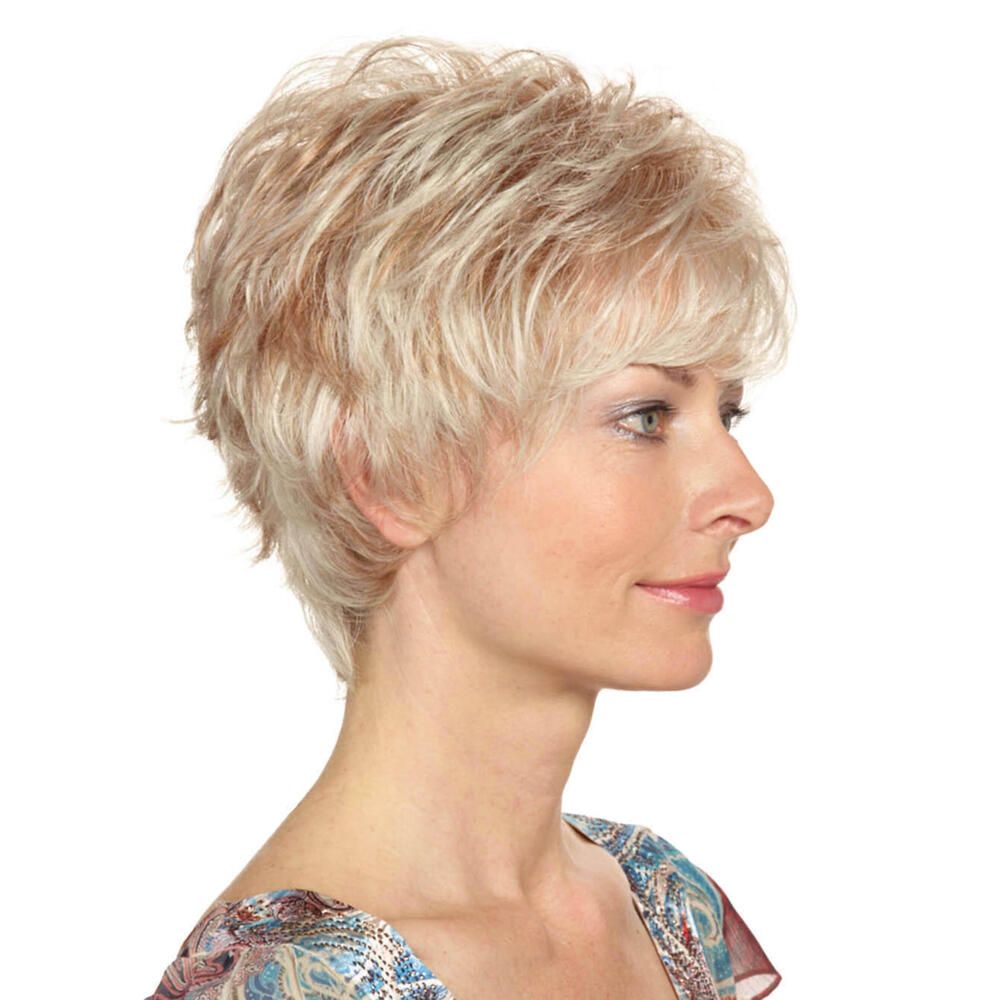 Kurzhaarperücke, blond mit Strähnen, seitliche Ansicht einer Frau. Hellblonder Farbton.
