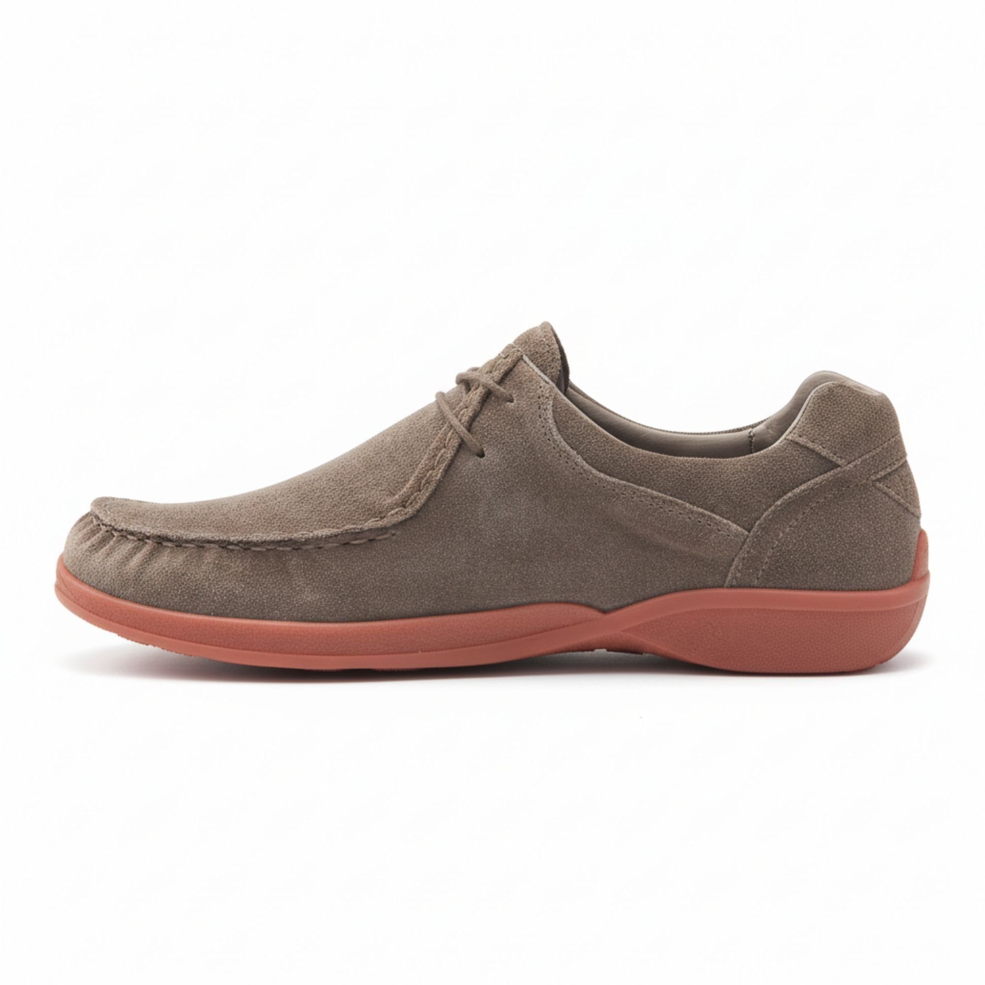 Brauner Schnürschuh mit roter Sohle. Wildleder-Obermaterial. Seitliche Ansicht.