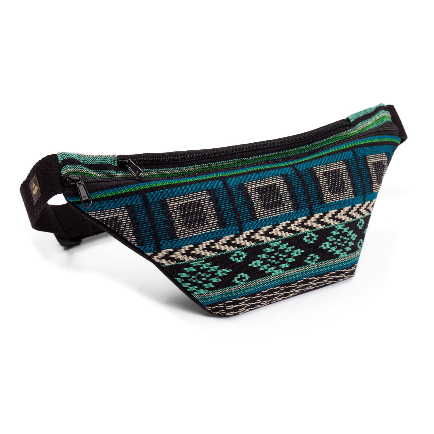 Hüfttasche mit schwarz-weiß-grünem Jacquard-Webstoffmuster. Schwarzer Reißverschluss und Gurt. Winkelansicht.