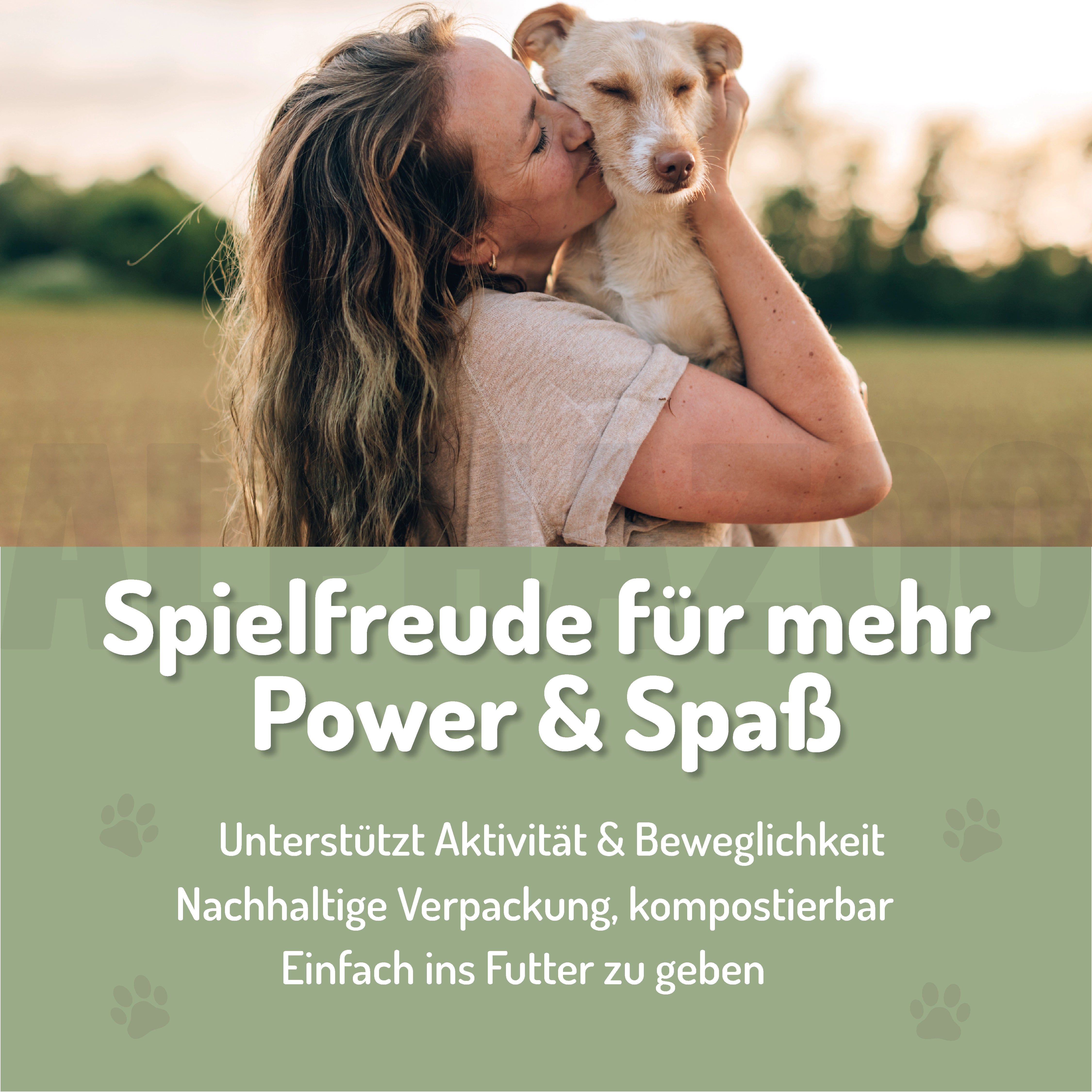 Frau umarmt Hund. Text: SPIELFREUDE für mehr Power & Spaß. Unterstützt Aktivität & Beweglichkeit. Nachhaltige Verpackung, kompostierbar.