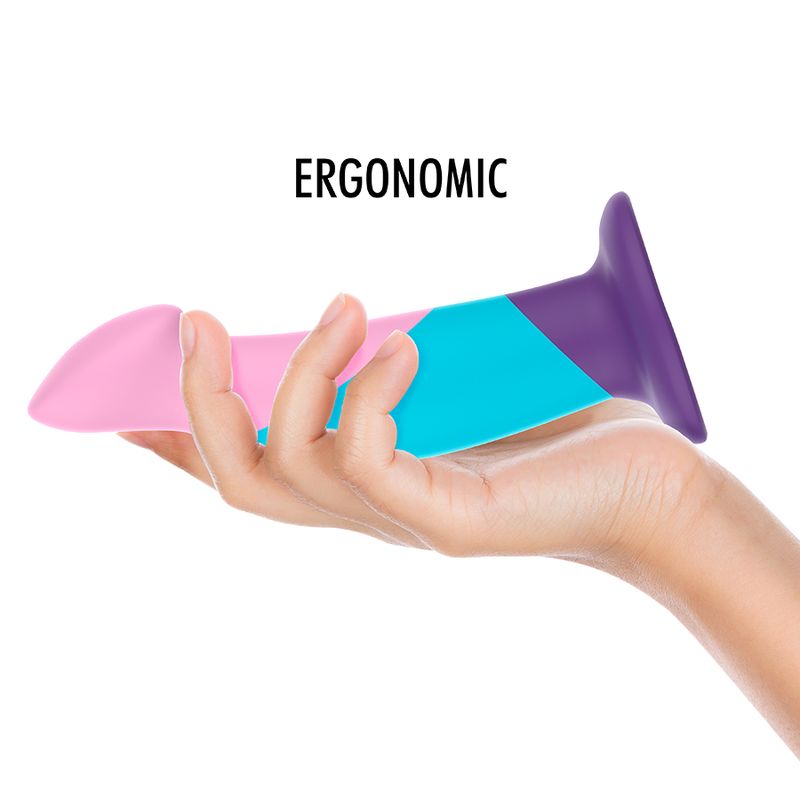 Mehrfarbiger Dildo in Hand gehalten. Ergonomisches Design. Rosa, blau und lila Farbkombination.