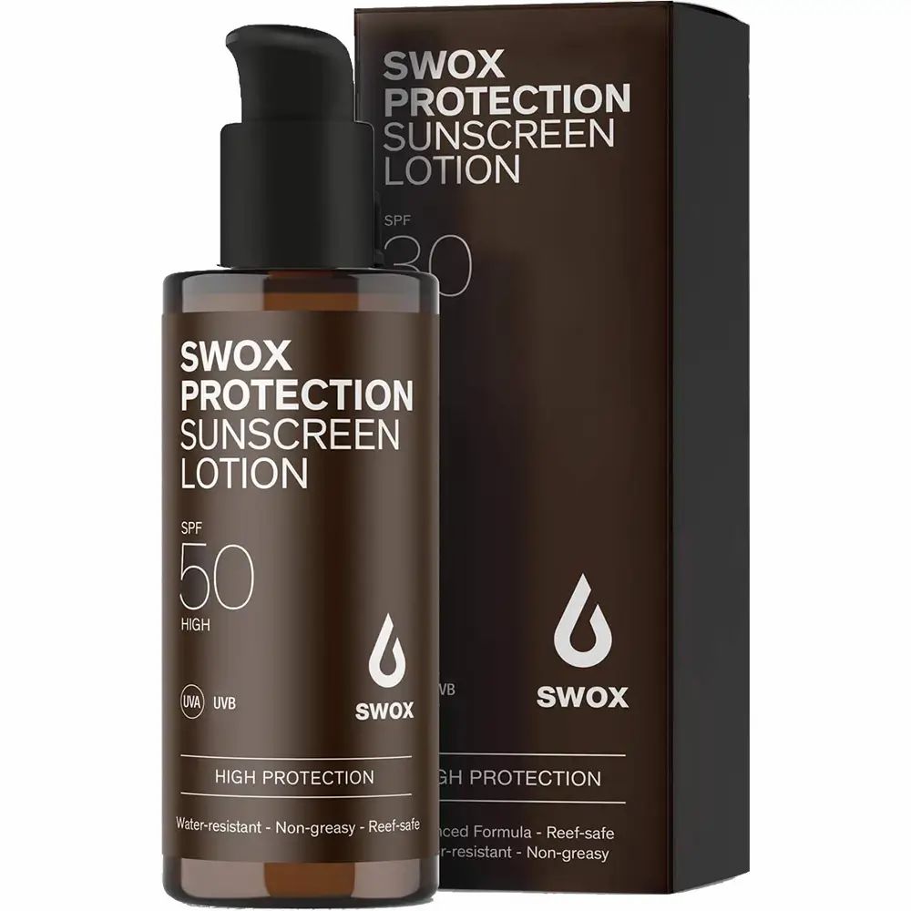 Braune Flasche mit schwarzem Pumpkopf. Aufschrift: SWOX PROTECTION SUNSCREEN LOTION SPF 50. Braune Verpackung mit Logo.