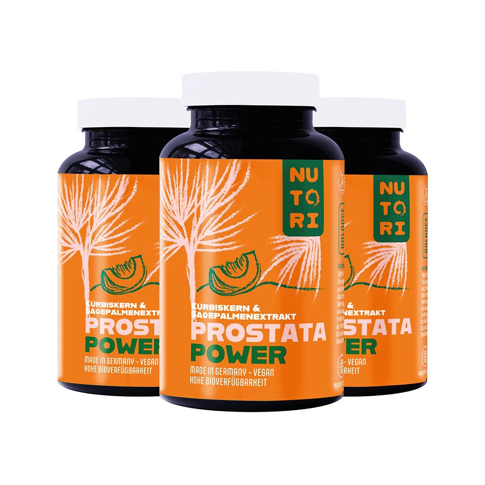 Drei braune Flaschen mit orangefarbener Verpackung. Aufschrift: PROSTATA POWER. Enthält Kürbiskern- und Sägepalmenextrakt. Vegan.