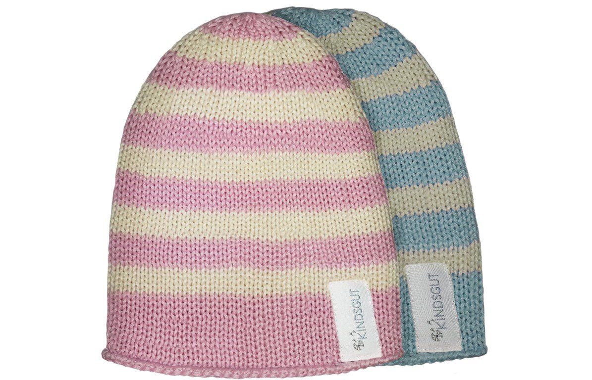 Zwei gestreifte Kindermützen. Rosa-weiß und blau-weiß. Label mit Kindsgut-Logo.