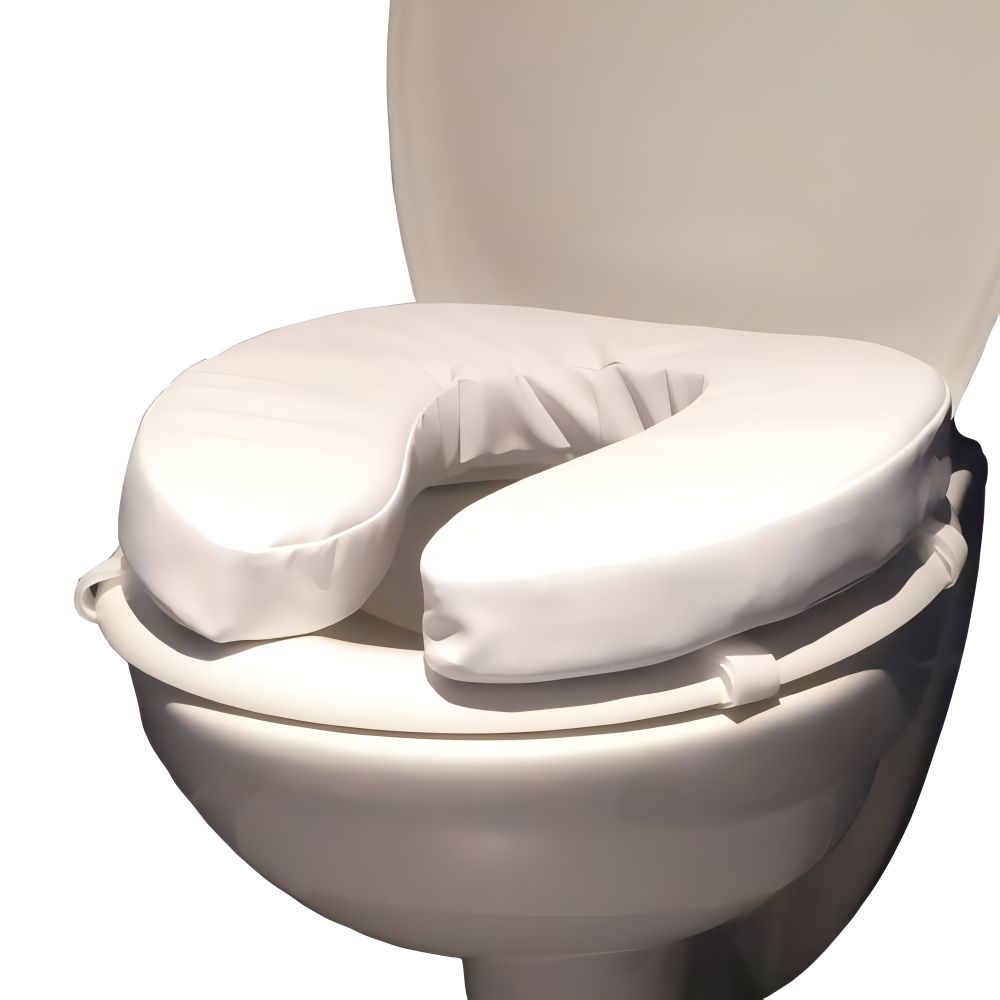 Weicher Toilettensitzbezug, weiß, auf einer Toilette platziert. U-förmig, gepolstert.