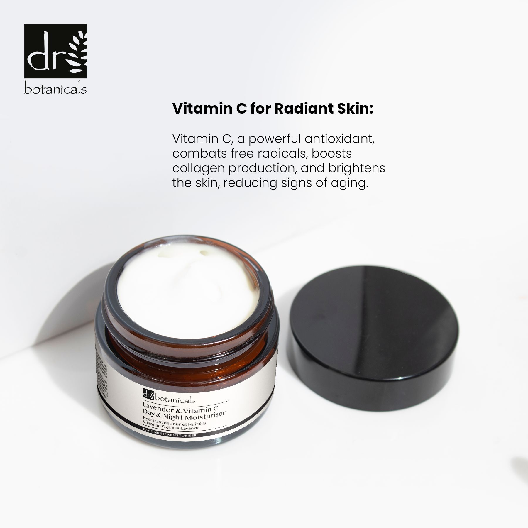 Geöffneter Braunglas-Tiegel mit Creme. Etikett mit Produktnamen und Marke: Dr Botanicals Lavendel & Vitamin C Tages- und Nachtfeuchtigkeitspflege. Schwarzer Deckel.