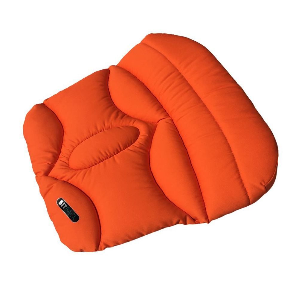 Oranges Keilkissen mit SITBACK-Logo. Gepolstert, rechteckig mit abgerundeten Ecken. Zwei Bereiche, einer mit Logo.