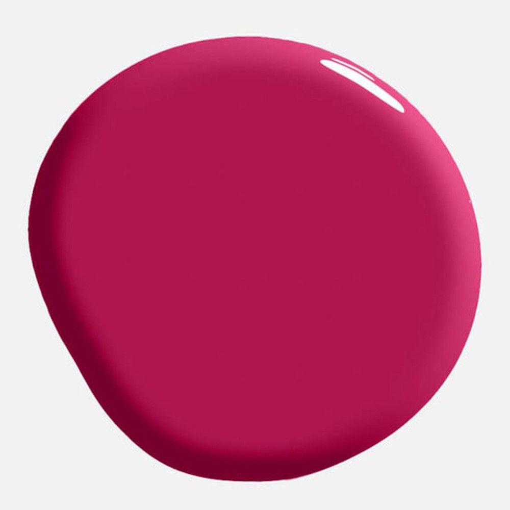 Runder, pinkfarbener Nagellack-Fleck. Glänzende Oberfläche.