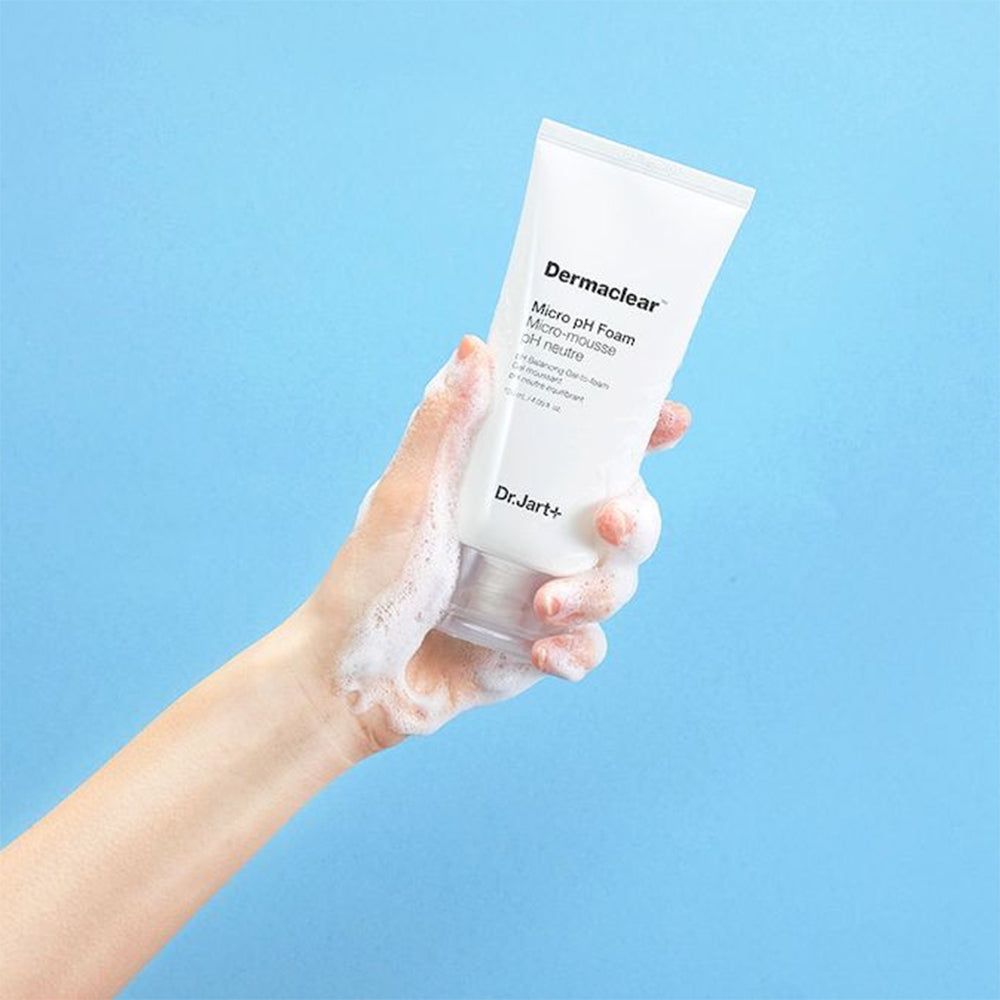Weiße Tube Dr.Jart+ Dermaclear Micro pH Foam in Hand mit Schaum. Aufschrift: Micro pH Foam, pH neutre.