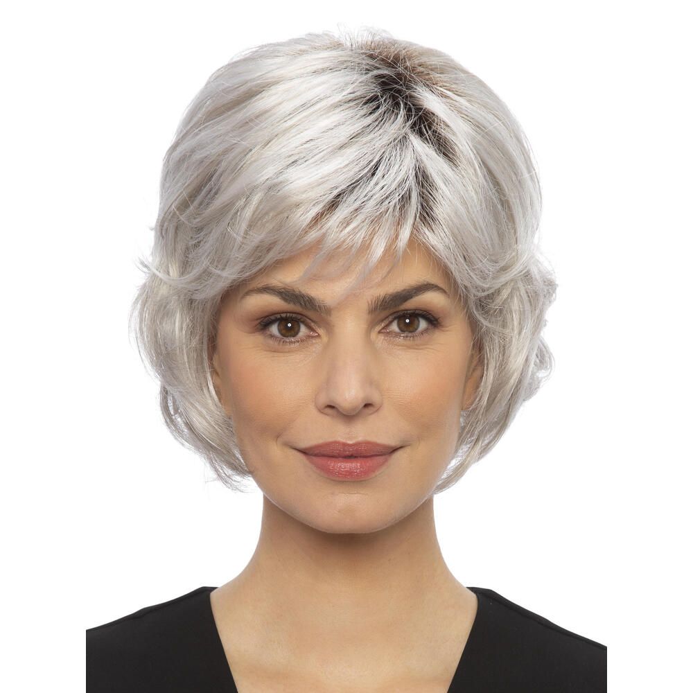 Perücke mit kurzem, grauem Haar und Pony. Frontale Ansicht einer Frau.