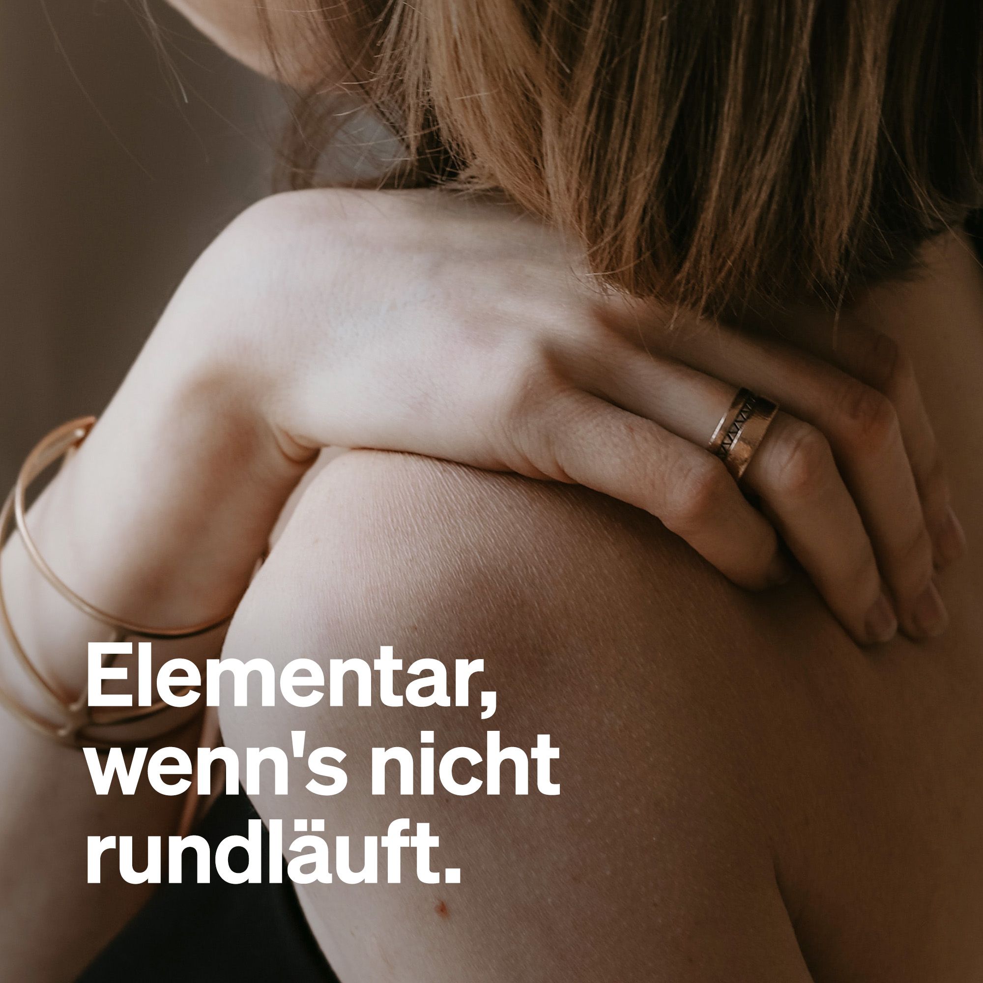Nahaufnahme einer Frau, die sich an die Schulter fasst. Text: Elementar, wenn's nicht rundläuft.
