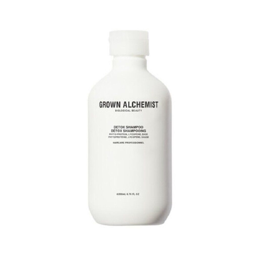 Weiße Flasche mit Produktbezeichnung und Text. "Grown Alchemist Detox Shampoo".
