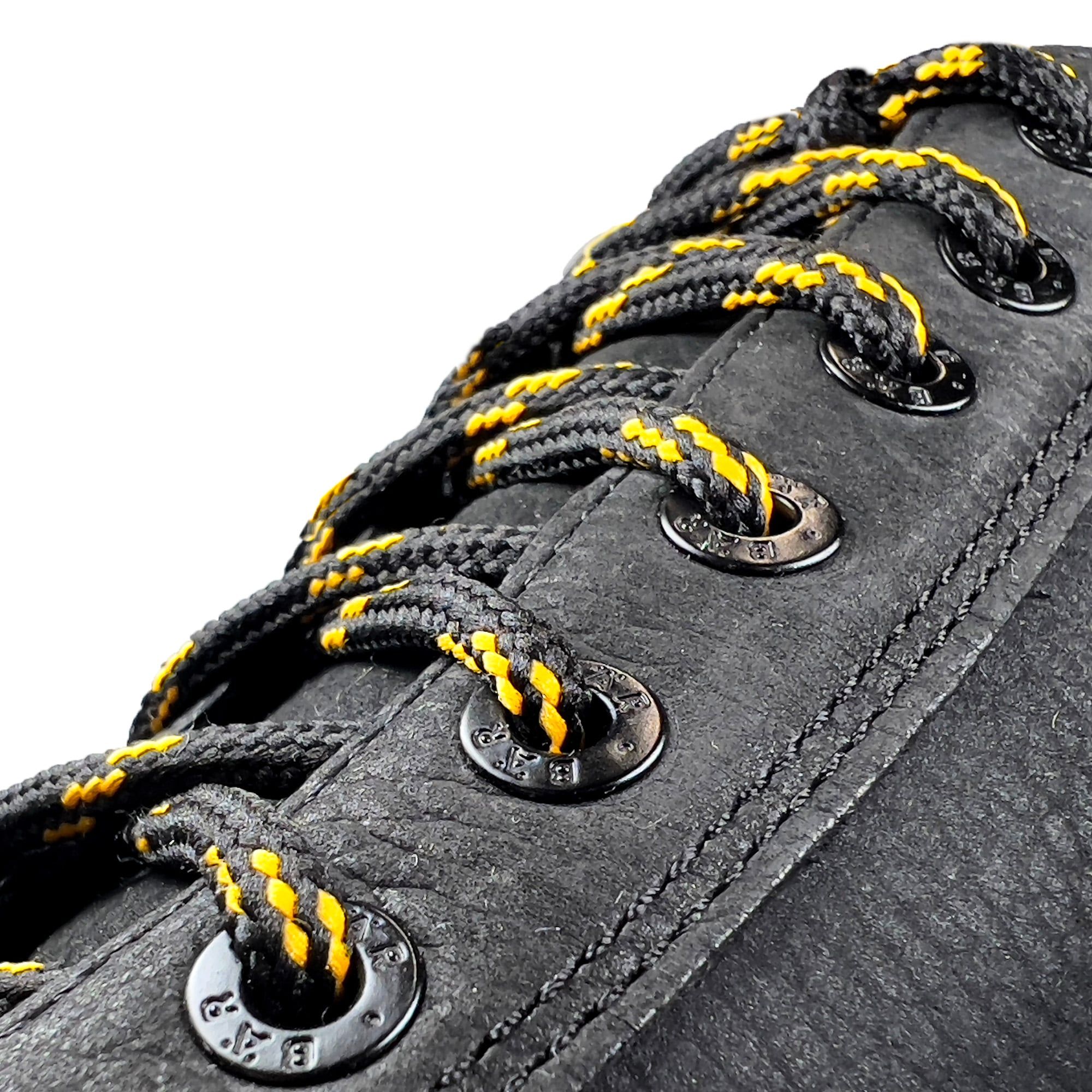 Nahaufnahme von schwarzen Schnürsenkeln und Ösen eines Wanderschuhs. Gelbe und schwarze Schnürsenkel.