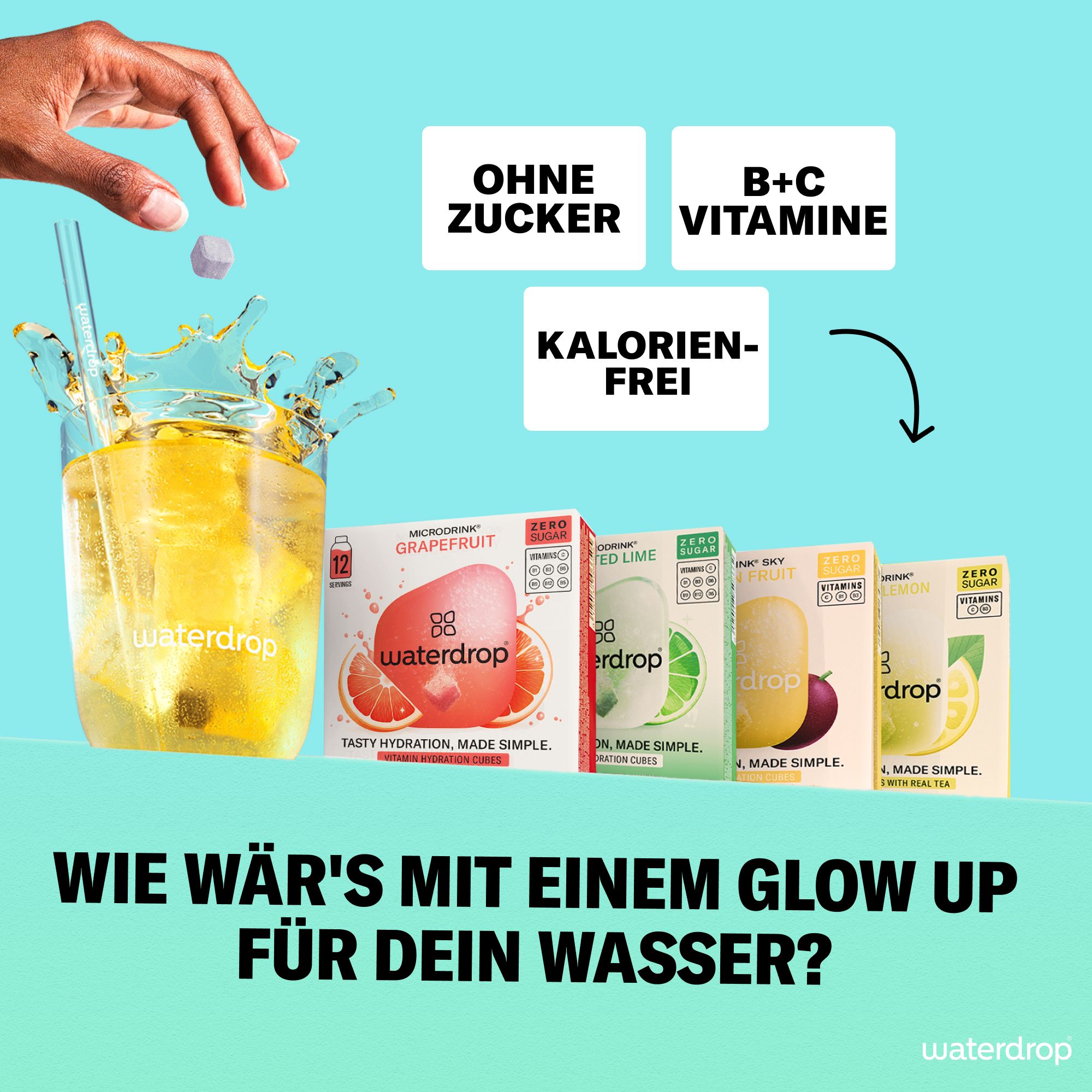 Hand wirft Würfel in Glas mit Wasser und waterdrop®. Boxen mit Grapefruit, Sky, Frosted Lime, Eistee Zitrone. Text: Ohne Zucker, B+C Vitamine, Kalorienfrei.