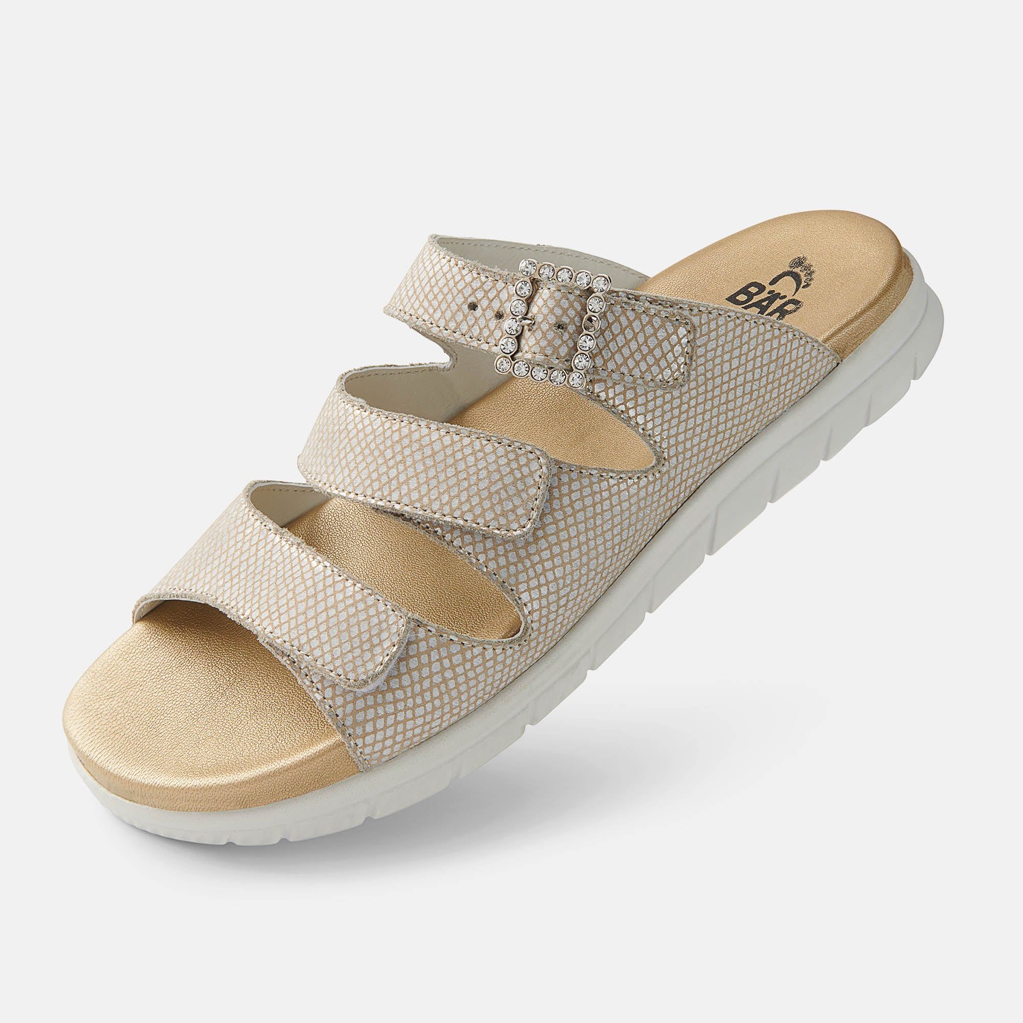 Beige Sandale mit drei Riemen und Schnalle. Weiße Sohle, beiges Fußbett. BÄR Logo. Reptilienmuster auf den Riemen.