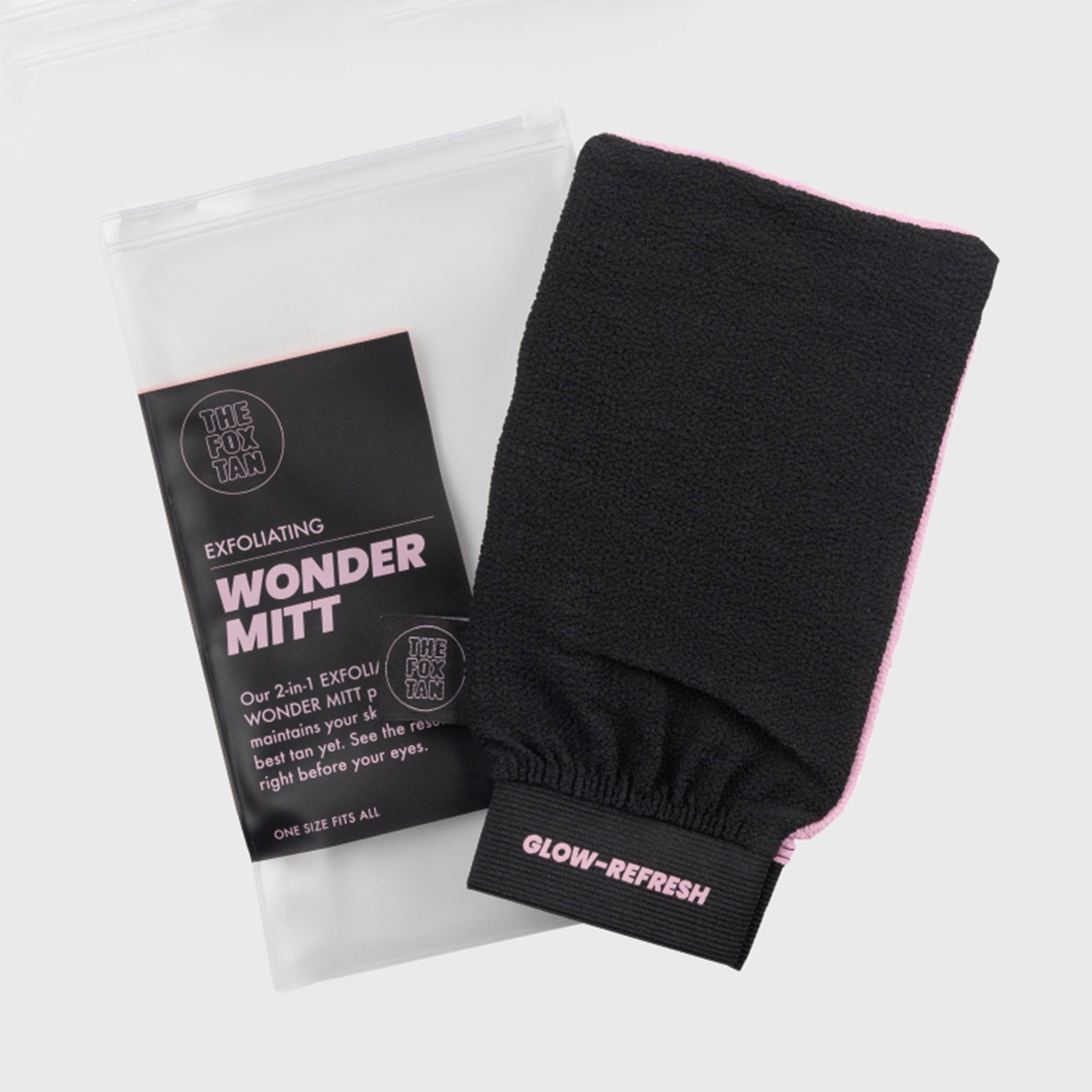 Schwarzer Peeling-Handschuh mit rosa Saum und Text. Inklusive Verpackung mit Produktinformationen.