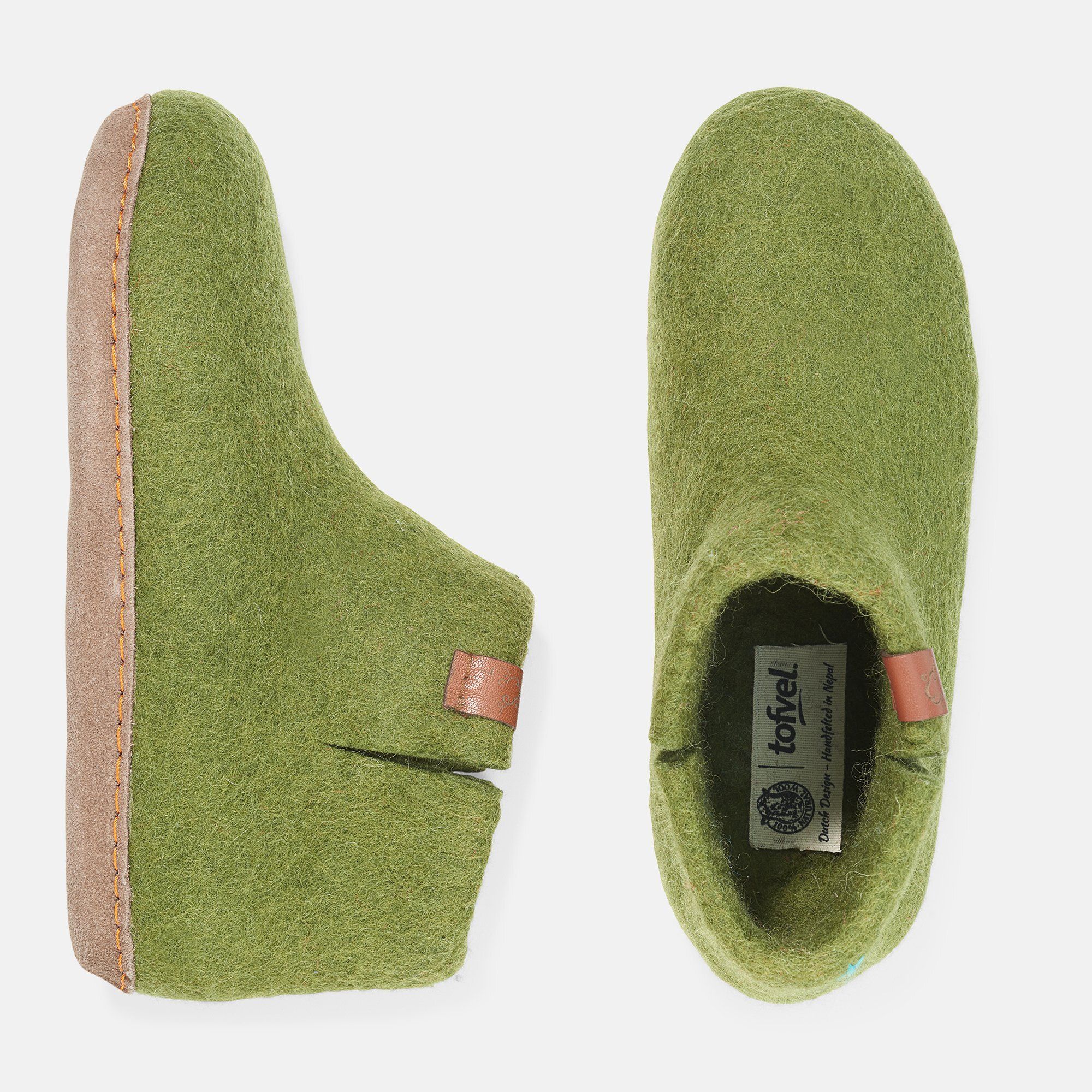 Grüner Filz-Hausschuh, seitlich und von oben. Braune Sohle. Auf einem Schuh Label mit Text.
