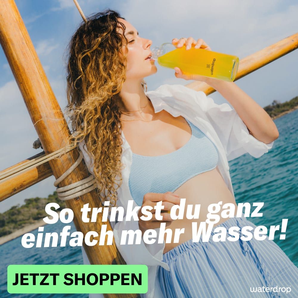 Frau trinkt aus einer Flasche. Auf der Flasche steht waterdrop®. Text: So trinkst du ganz einfach mehr Wasser! Button: JETZT SHOPPEN.