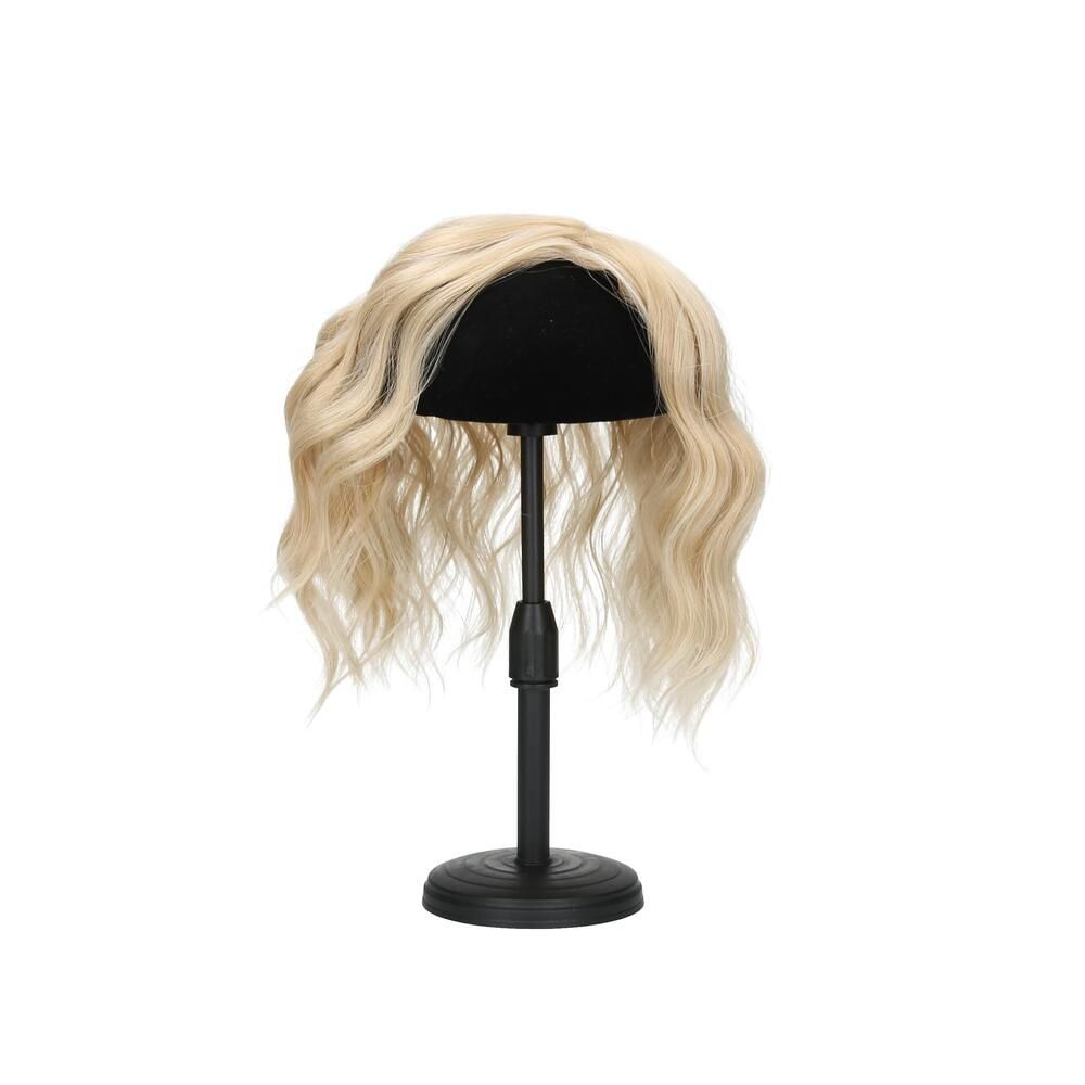 Blond gewelltes Haarteil auf schwarzem Kopf auf schwarzem Ständer. Ansicht von vorne.
