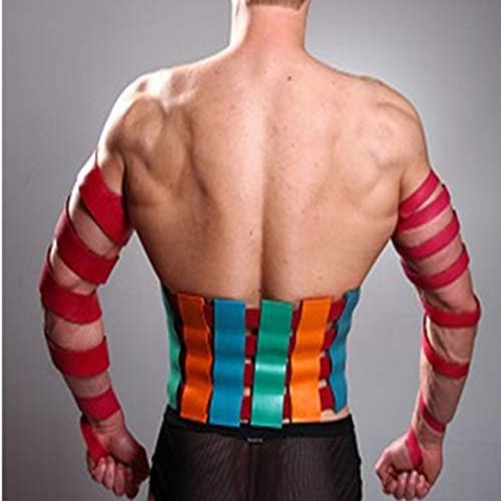 Mann mit Bändern am Rücken und Armen. Mehrfarbige Bänder sind am Rücken und Arme angebracht.