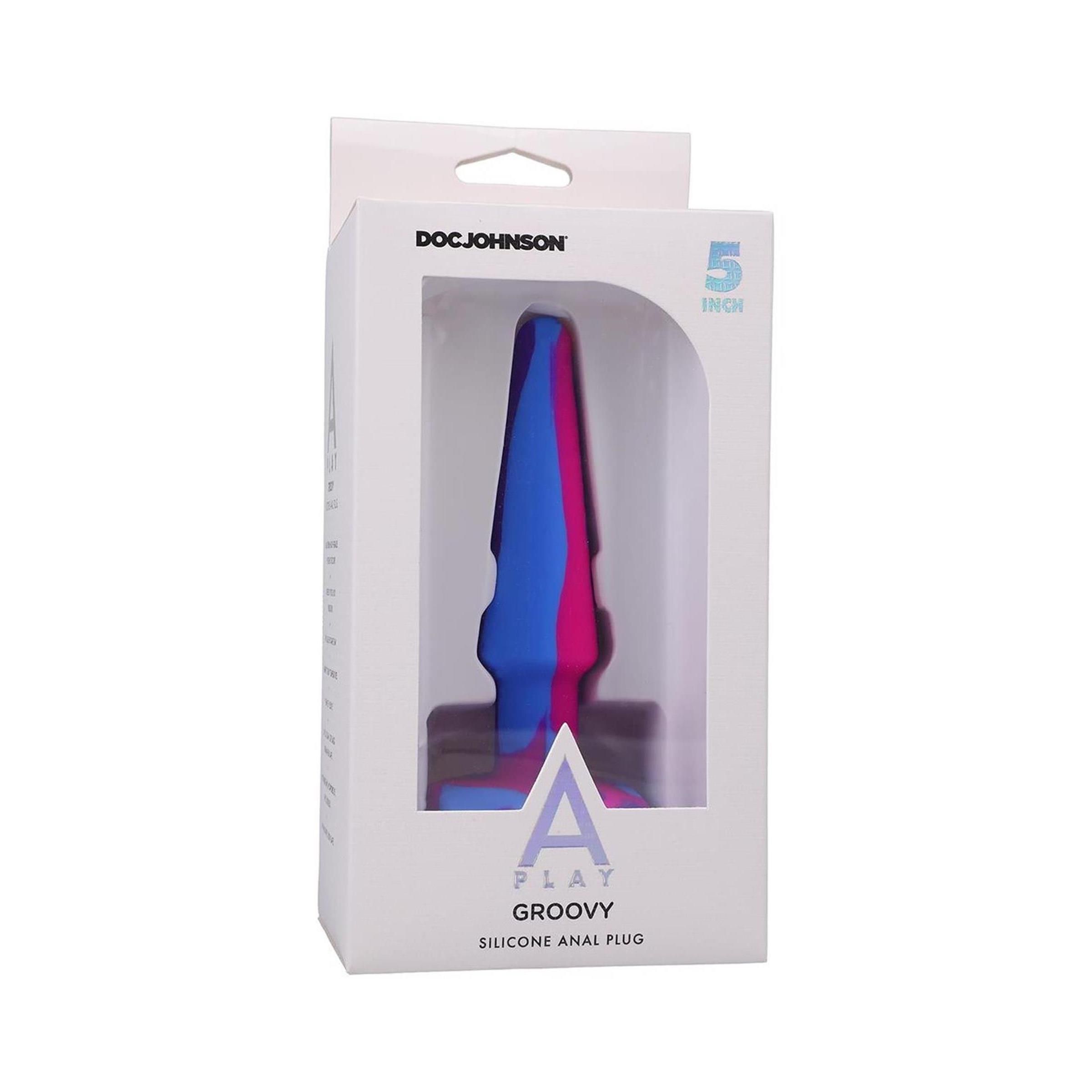 Silikon-Analplug in Verpackung. Blau, pink und violett. Marke Doc Johnson. "5 inch" und "Groovy" auf der Verpackung.