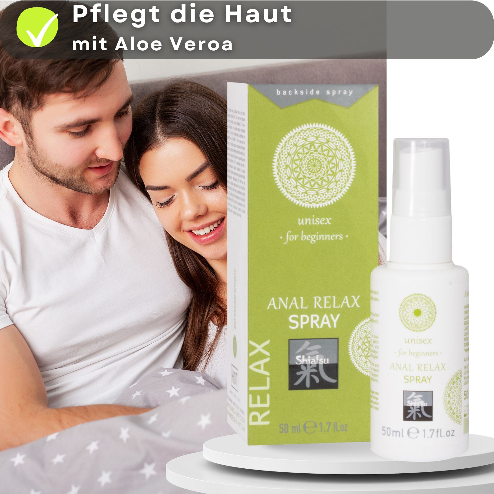 Produkt und Flasche mit Text: ANAL RELAX SPRAY, 50ml. Paar im Hintergrund.