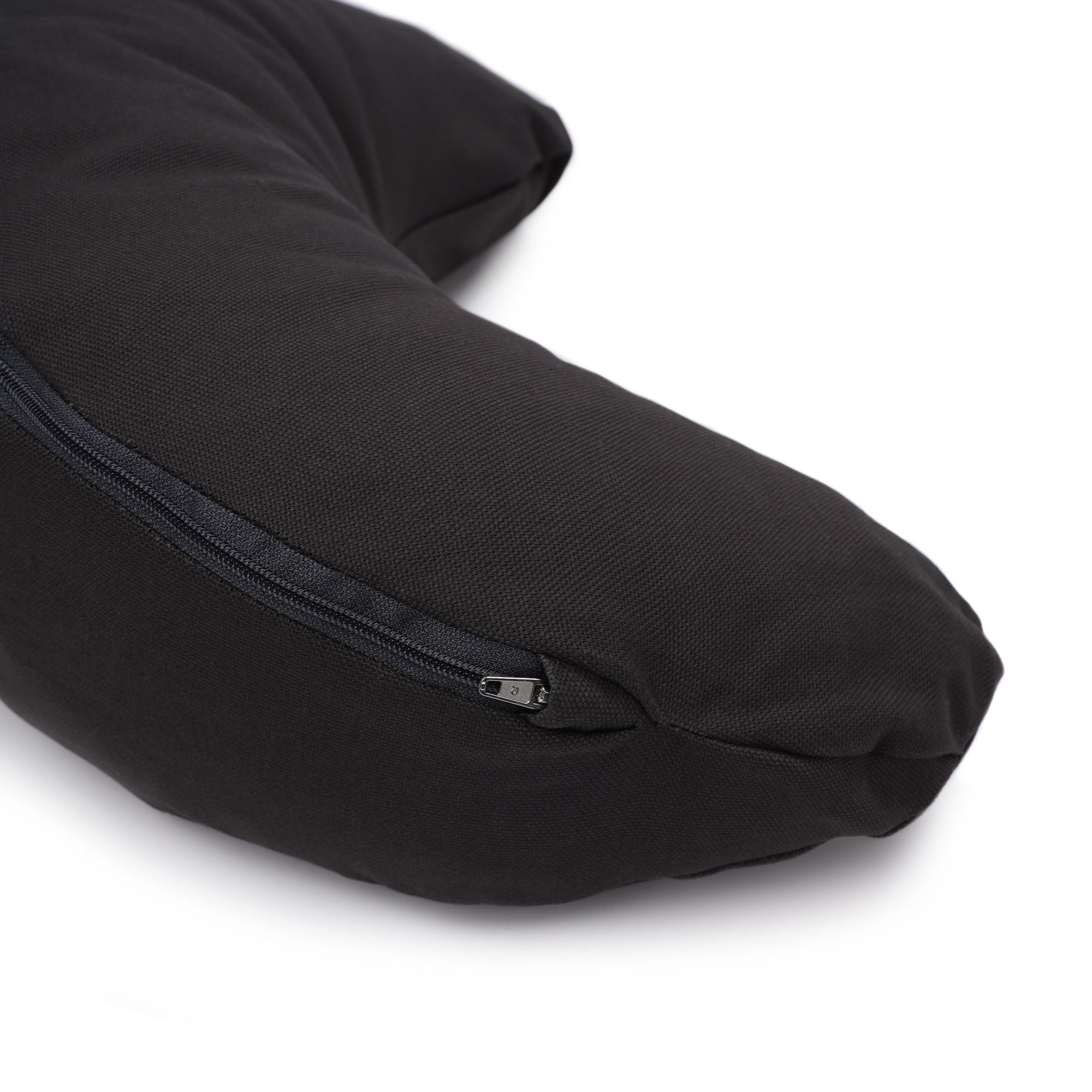 Nahaufnahme des Reißverschlusses an einem schwarzen Yogakissen.
