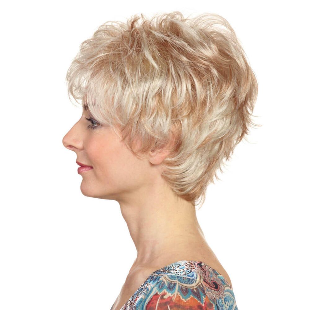 Kurzhaarperücke, blond mit Strähnen, Profil einer Frau. Hellblonder Farbton.