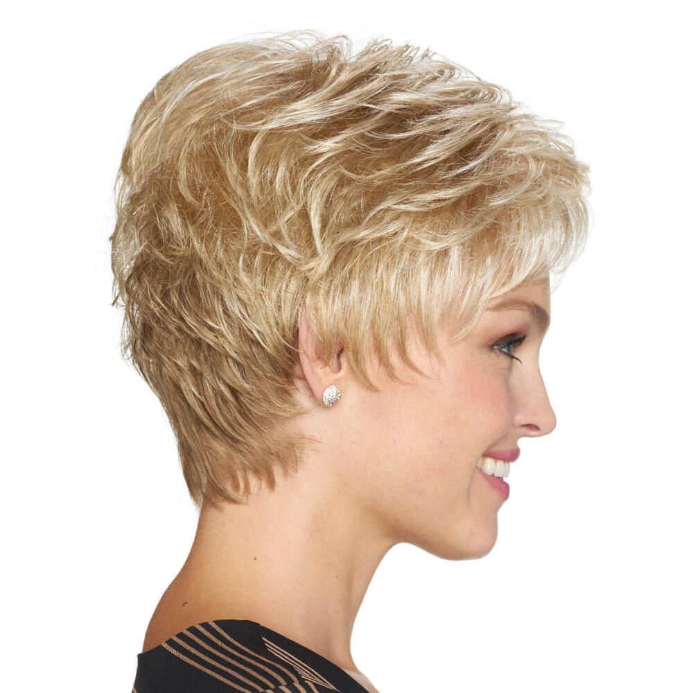 Blonde Kurzhaarperücke. Seitenansicht einer Frau mit Perücke. Die Perücke hat einen strukturierten Schnitt.