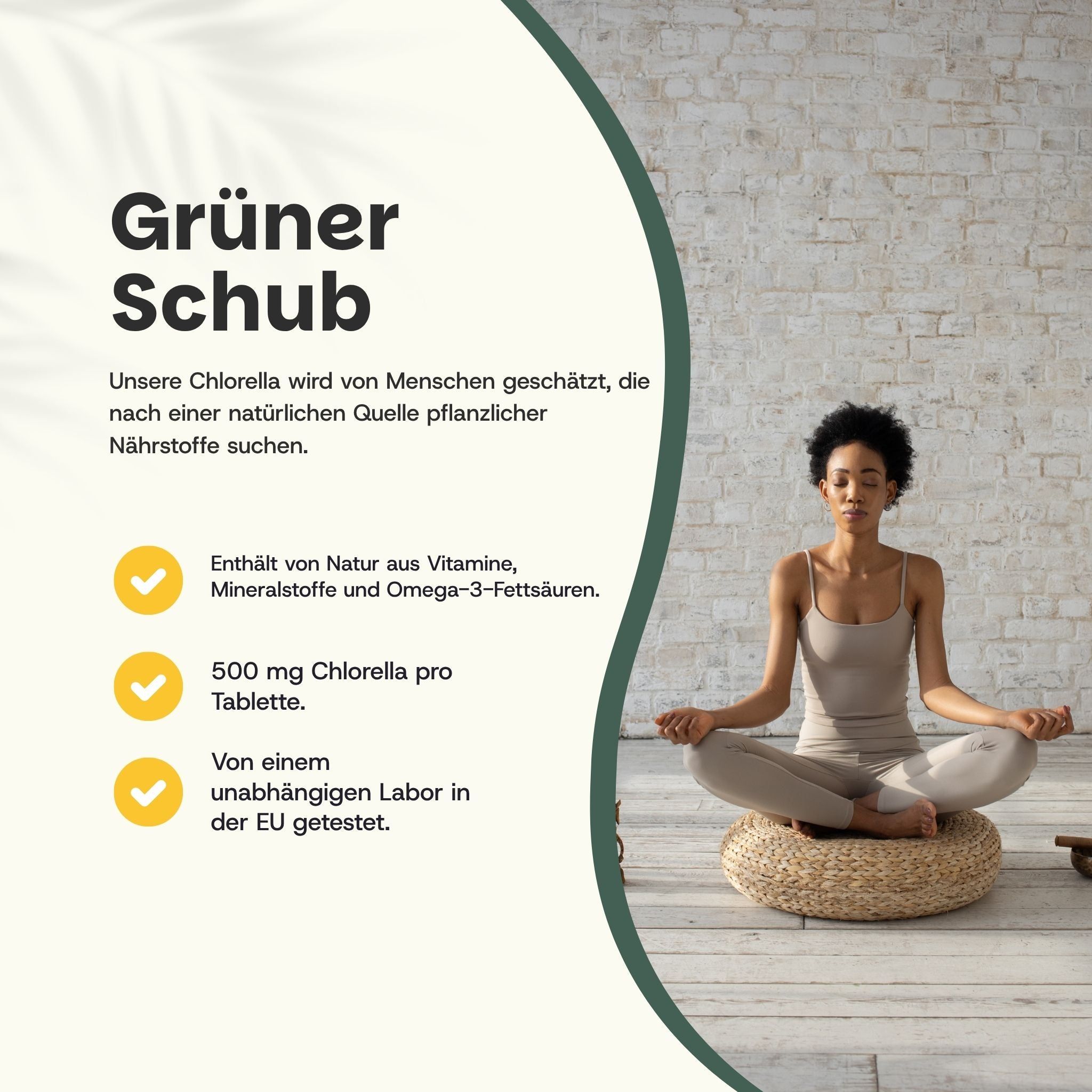 Frau sitzt in Yoga-Pose. Text: Grüner Schub, 500 mg Chlorella pro Tablette, von einem Labor getestet. Gelbe Häkchen.