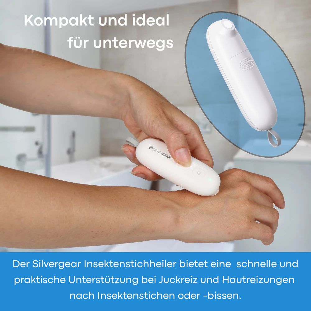 Nahaufnahme: Hand hält Silvergear Insektenstichheiler am Arm. Weißes Gerät mit zwei Knöpfen.