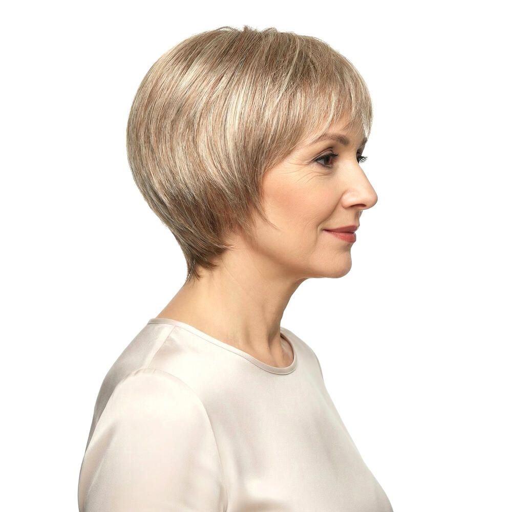 Kurzhaarperücke mit Pony. Blond-braune Haarfarbe. Frau mit Perücke, Seitenansicht.