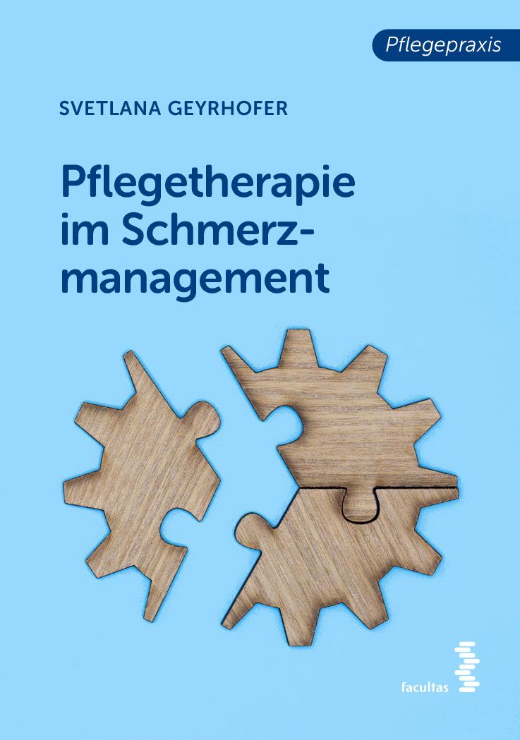 Buchcover: "Pflegetherapie im Schmerzmanagement". Autorin: Svetlana Geyrhofer. Holz-Puzzleteile auf blauem Hintergrund.