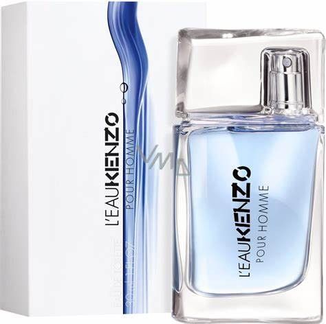 L'Eau Kenzo Pour Homme Flakon und Verpackung. Klare Glasflasche mit blauem Duftwasser und silbernem Sprühkopf.
