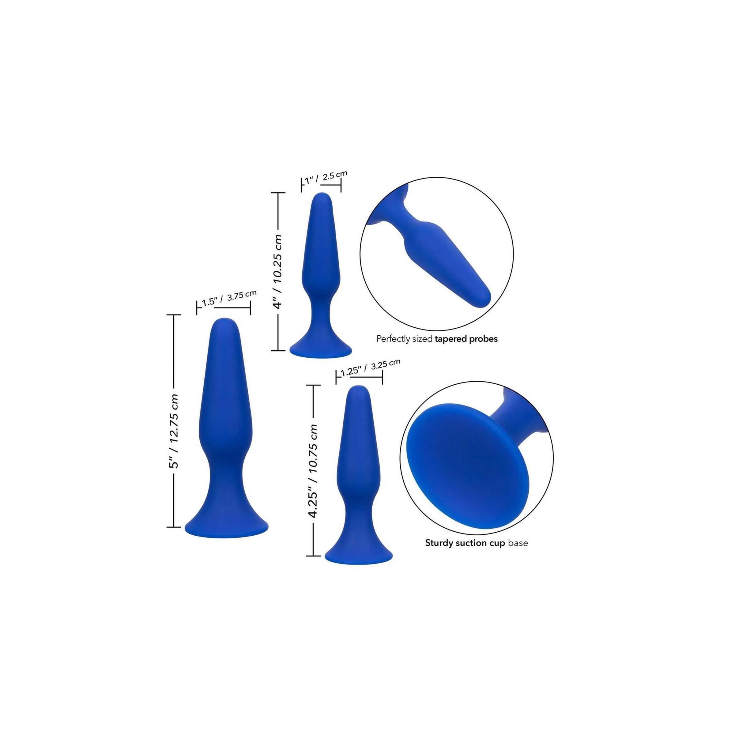 Drei blaue Anal Plugs in verschiedenen Größen. Abmessungen in cm angegeben. Aus Silikon.