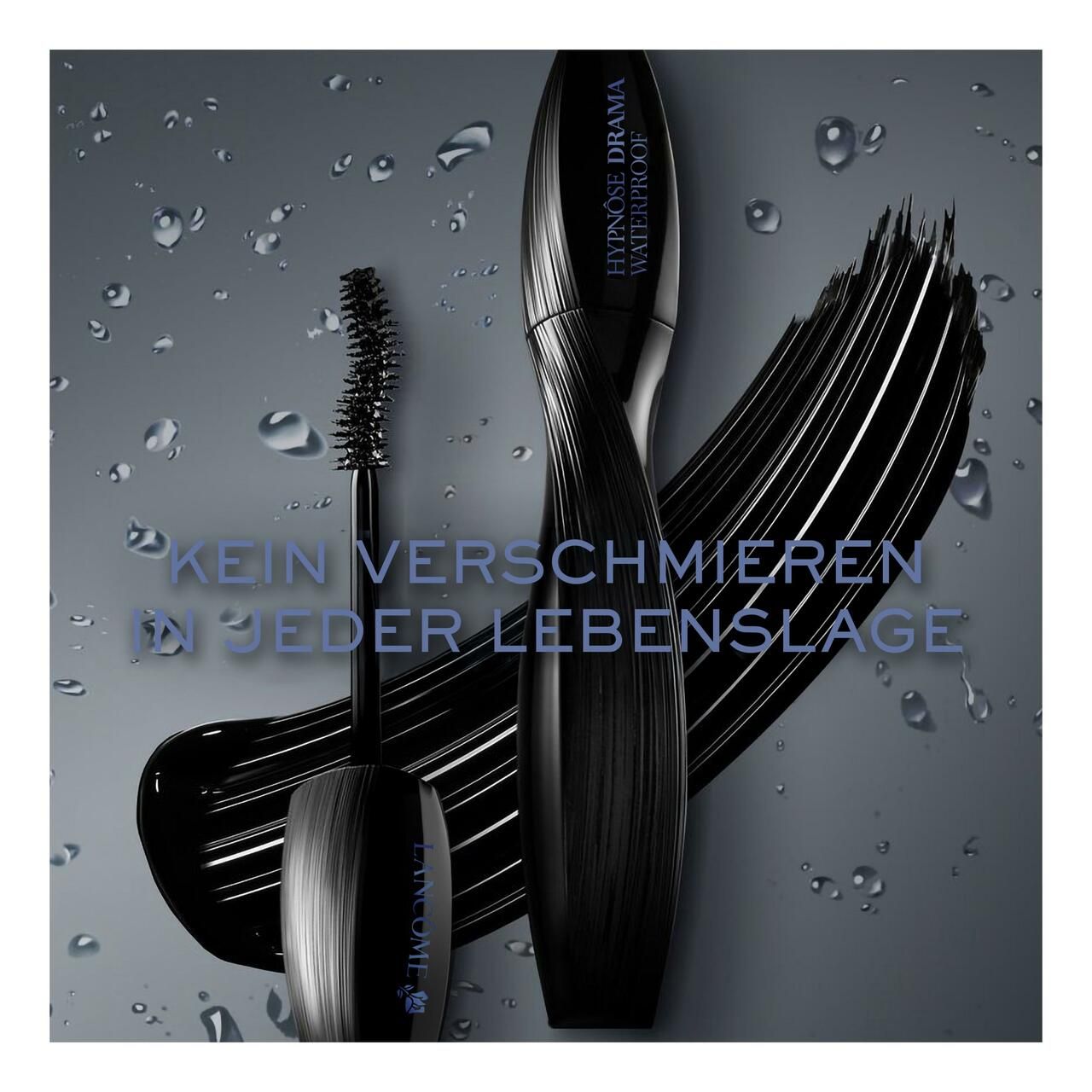 Mascara-Tube und Bürste. Text: Kein Verschmieren in jeder Lebenslage. Wasser.