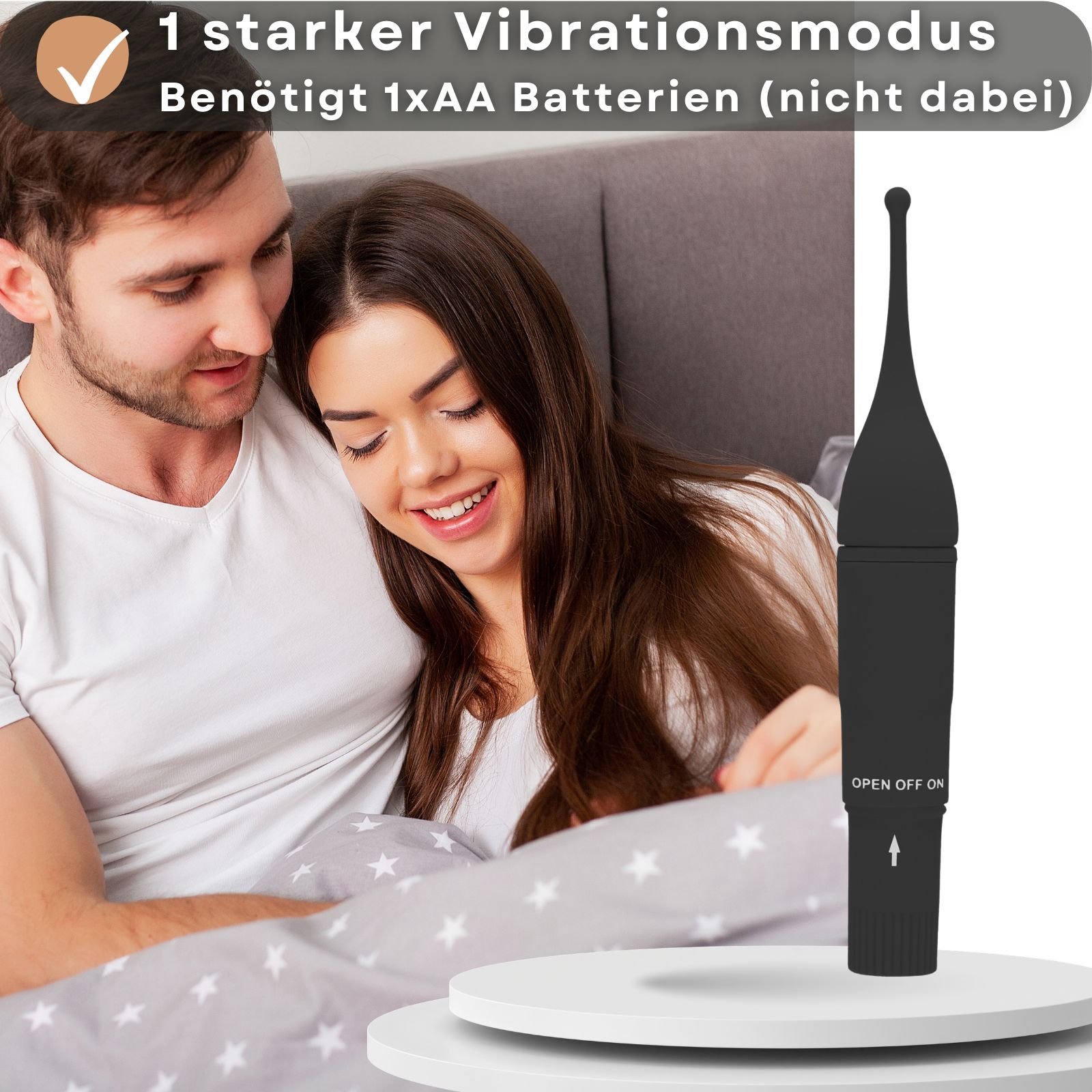 Wellness-Produkt neben Paar im Bett. Text: 1 starker Vibrationsmodus, benötigt 1xAA Batterien.