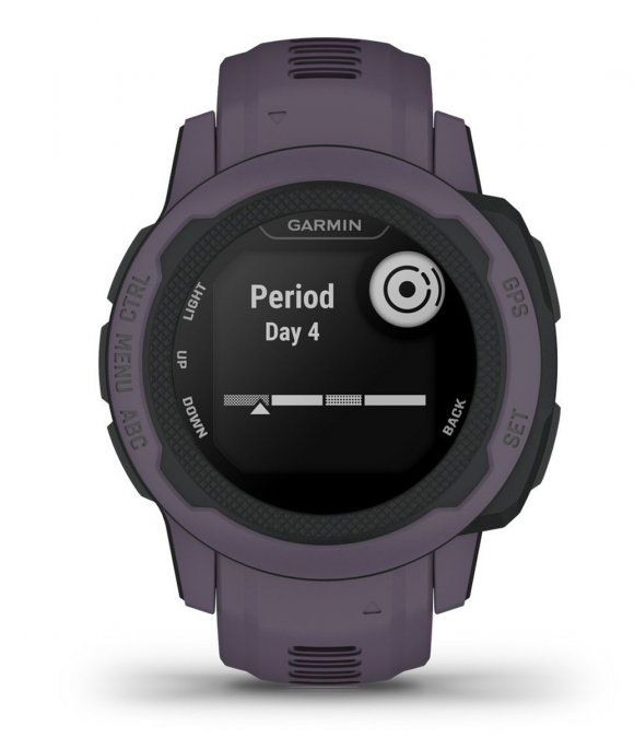 Garmin Instinct 2S Smartwatch in Lila. Rundes Gehäuse, schwarzes Display mit Text: Period Day 4. Seitliche Knöpfe. GPS-Funktion.