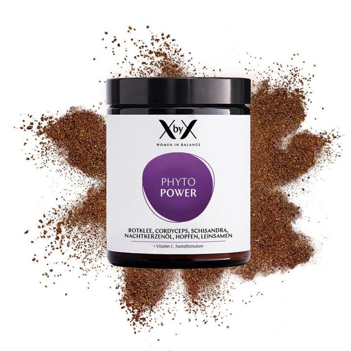 XbyX® Phyto Power Dose, umgeben von Pulver. Lila Etikett mit weißer Schrift. Enthält Rotklee, Cordyceps, etc.