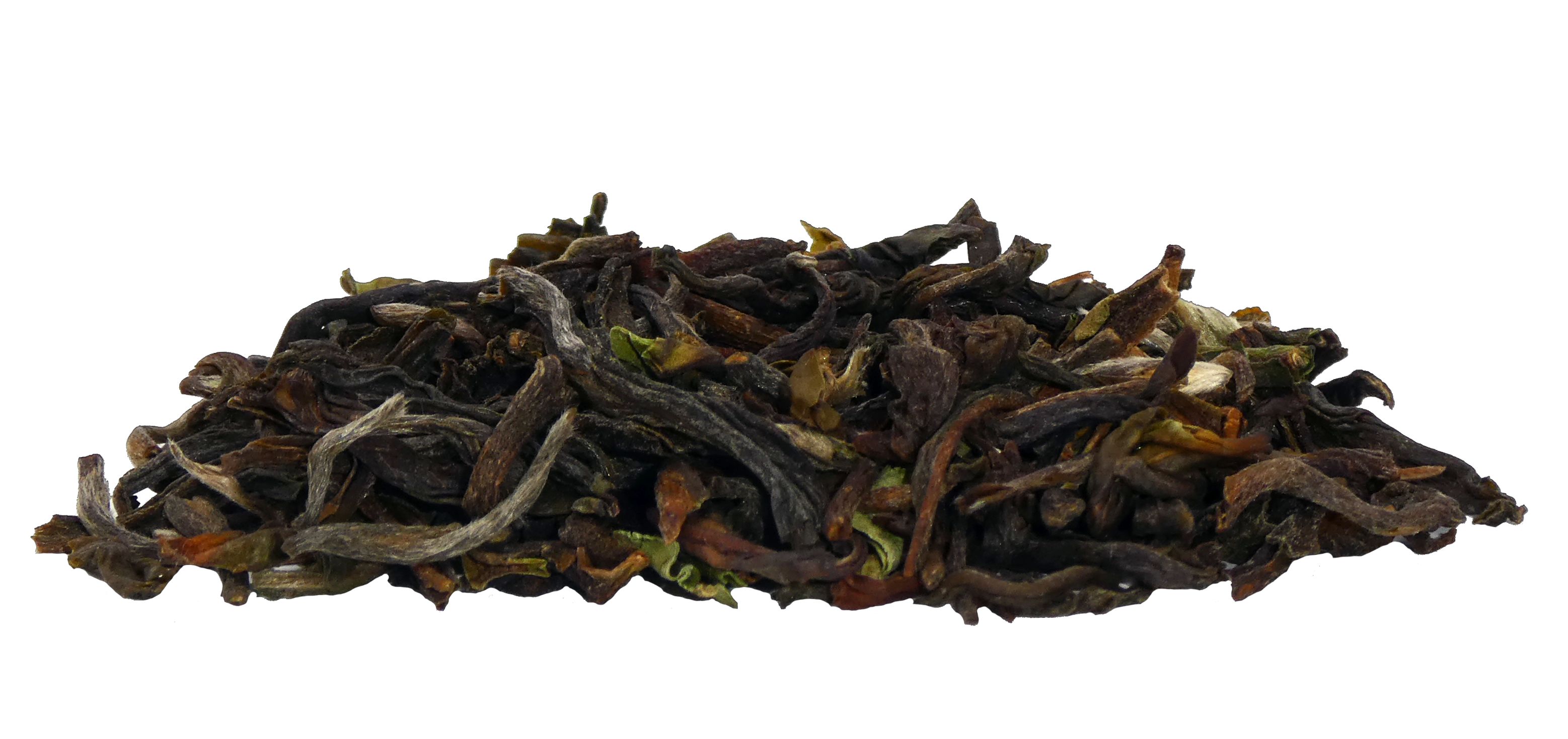Haufen loser, getrockneter Darjeeling First Flush Tee-Blätter. Dunkelbraune Farbe mit grünen Akzenten.